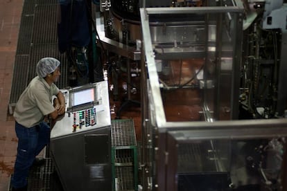 Trabajador de una industria en Guatemala.