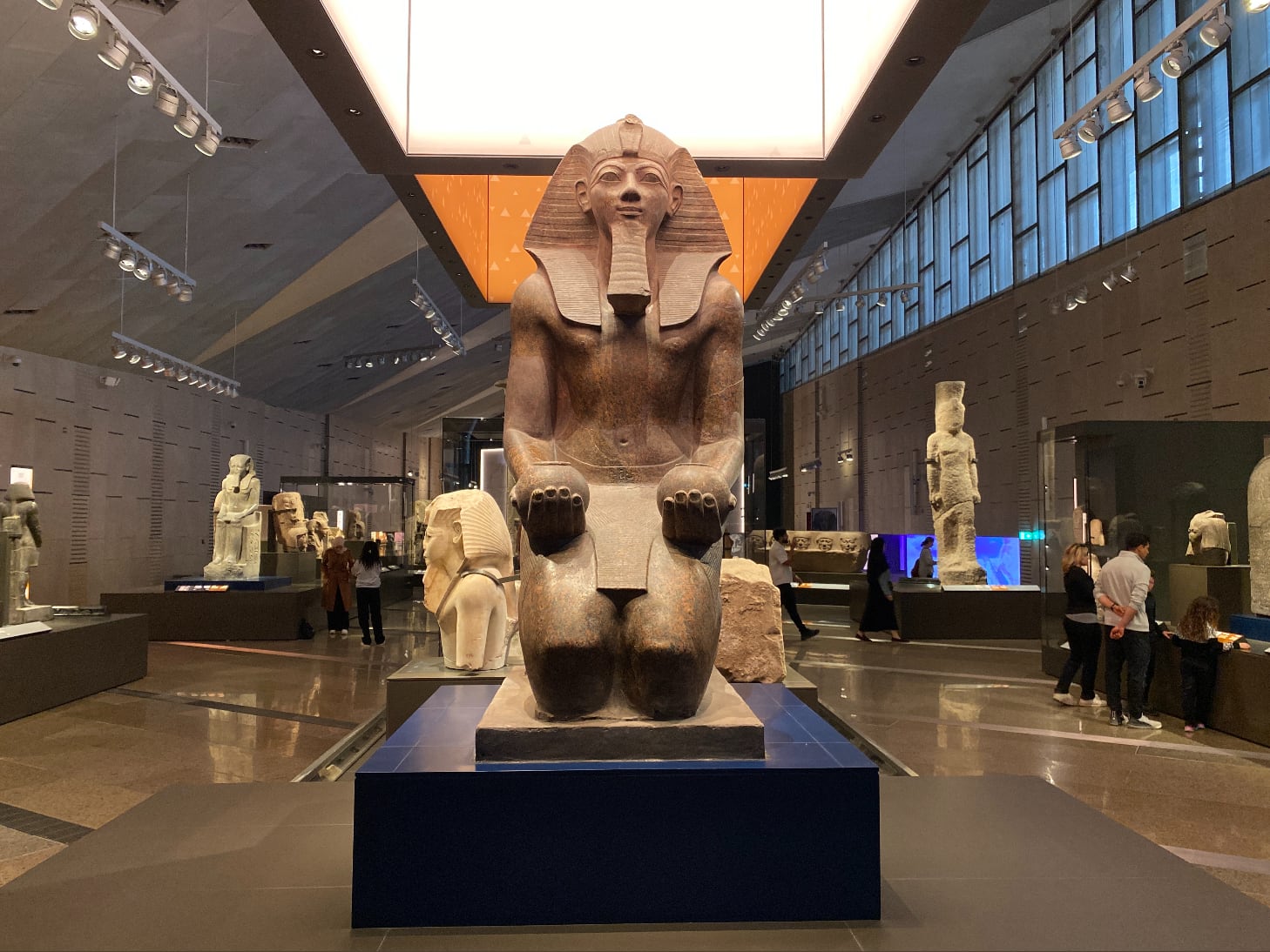 Estatua de la reina Hatshepsut en una de las salas del Gran Museo Egipcio en Giza (El Cairo).