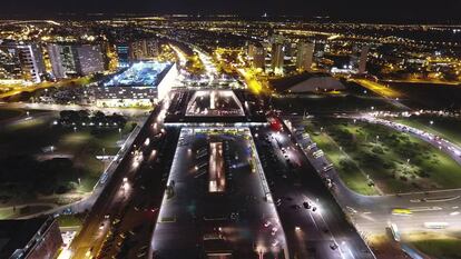 Zona central de Brasília iluminada por lustres de LED.