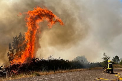 Un bombero durante las labores de extinción de un incendio junto a la carretera N-120 en A Cañiza (Pontevedra) el pasado 31 de julio.