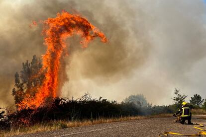 Un bombero durante las labores de extinción de un incendio junto a la carretera N-120 en A Cañiza (Pontevedra) el pasado 31 de julio.