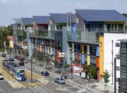 Cubiertas solares en los tejados de varios edificios de la ciudad alemana de Fribugo.