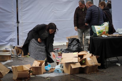Libreros recogiendo ejemplares mojados después de la tormenta en el día de Sant Jordi, este sábado.