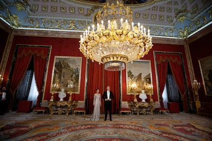 Los reyes de España, Felipe VI y Letizia, esperan para saludar a sus invitados, antes de la cena de gala que los monarcas españoles ofrecen al mandatario de Qatar.