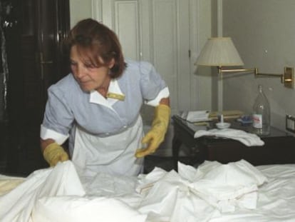 Una camarera de piso en una habitaci&oacute;n del hotel Palace de Madrid. 