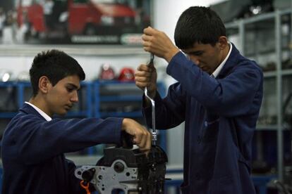 Jóvenes estudiasen de un programa de formación profesional