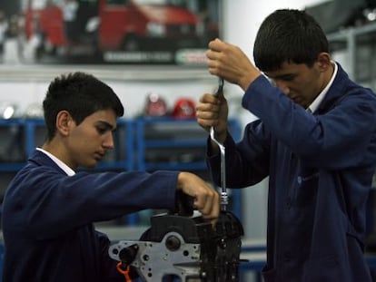 J&oacute;venes estudiasen de un programa de formaci&oacute;n profesional