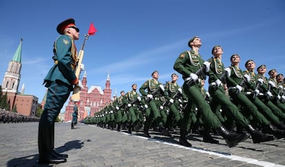 Los militares rusos marchan en la Plaza Roja durante el desfile militar del Día de la Victoria en Moscú.