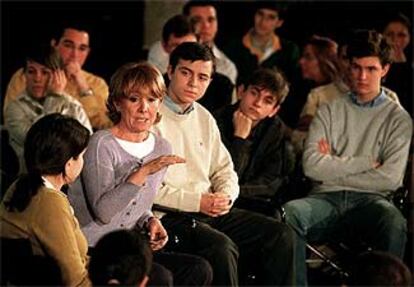 La candidata del PP a la presidencia de la Comunidad, Esperanza Aguirre, se reunió ayer con un grupo de universitarios, previamente seleccionados, para explicar su proyecto electoral. Se habló poco de la guerra de Irak. Un estudiante reclamó a la candidata razones para estar a favor de la postura del Gobierno de José María Aznar.