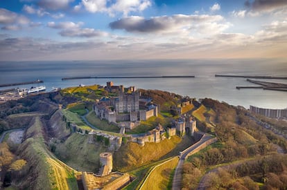 El castillo de Dover, el mayor de Inglaterra, a vista de dron.