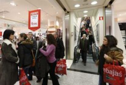 Un centro comercial en el que han comenzado las rebajas de invierno.