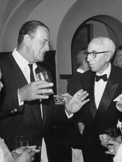John Wayne junto al propietario del hotel La Gavina, Josep Ensesa. (Hotel La Gavina)