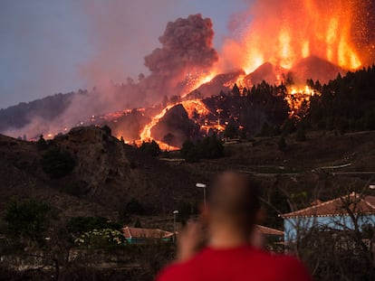 Erupción volcánica en El Paso (La Palma), este domingo.