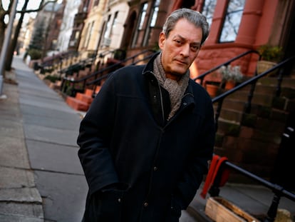 El novelista y director de cine estadounidense Paul Auster en su casa de Brooklyn, Nueva York.