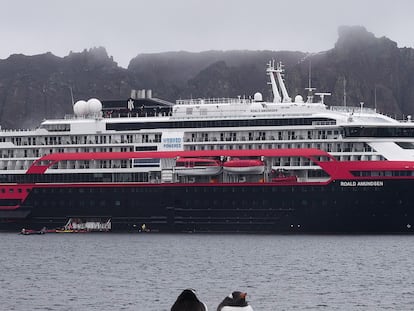 El crucero 'MS Roald Amundsen', fondeado frente a una playa en la isla de Decepción.