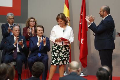 Ana Miralles de Imperial, madre de Ignacio Echeverría, el héroe del monopatín asesinado en los atentados de Londres de 2017,tras recibir la Medalla de Oro de la Comunidad de Madrid, a título póstumo, para su hijo.