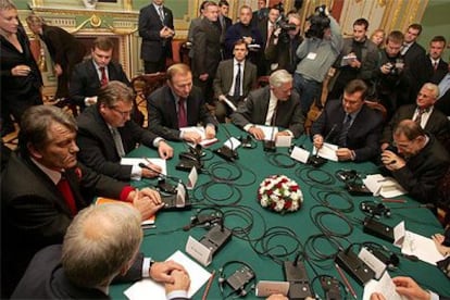 Yúschenko y Yanukóvich, sentados en la tercera "mesa redonda" de negociación con los mediadores internacionales.