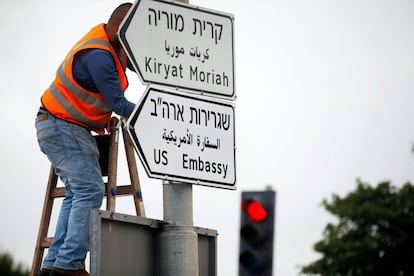 Un operario coloca un cartel indicador de la Embajada de EE UU, el lunes en Jerusalén.
