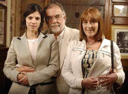 El director Francis Ford Coppola posa junto a las actrices españolas Maribel Verdú y Carmen Maura, con las que trabaja en la película 'Tetro' en Buenos Aires