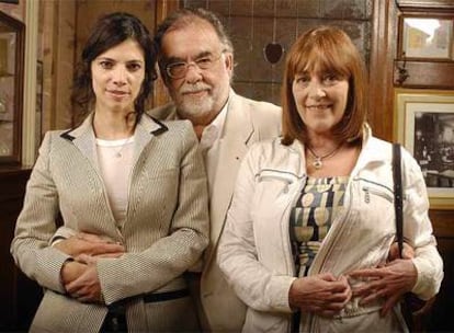 El director Francis Ford Coppola posa junto a las actrices españolas Maribel Verdú y Carmen Maura, con las que trabaja en la película 'Tetro' en Buenos Aires