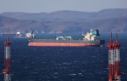 Un petrolero en la bahía de Najodka, Rusia, el domingo.