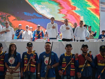 Representantes del Gobierno y de la disidencia del Estado Mayor Central  en la instalación de la mesa de diálogo, en octubre de 2023.