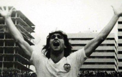Mario Kempes celebra un gol con el Valencia en 1978. 