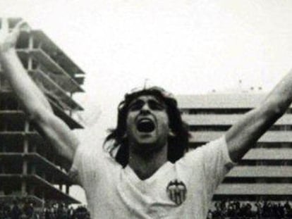Mario Kempes celebra un gol con el Valencia en 1978.