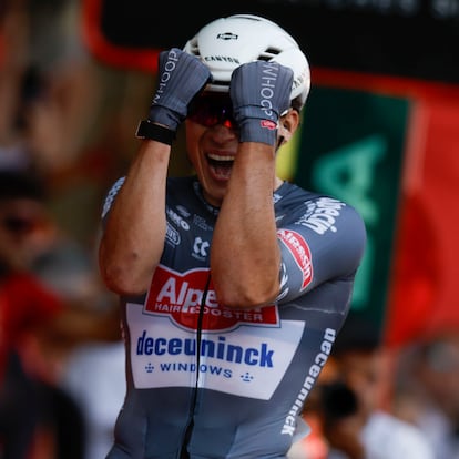 NOVARA (ITALIA), 23/08/2025.- El belga Jasper Philipsen (Alpecin Deceuninck) es el primer líder de la 80 edición de la Vuelta a España al imponerse al esprint en la etapa inaugural disputada entre Turín-Reggia Di Venaria y Novara, de 186,7 km. EFE/Javier Lizón
