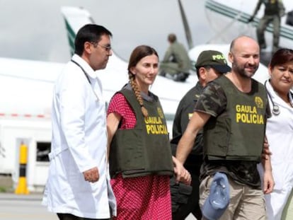 &Aacute;ngel S&aacute;nchez Fern&aacute;ndez y Mar&iacute;a Concepci&oacute;n Marlaska llegan a Bogot&aacute; tras su liberaci&oacute;n. 