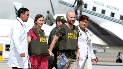Ángel Sánchez Fernández y María Concepción Marlaska llegan a Bogotá tras su liberación.
