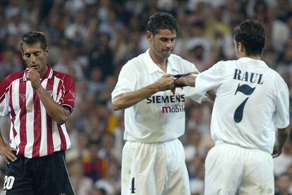 Fernando Hierro entrega el brazalete de capitán a Raúl durante el último partido que el malagueño disputó en Liga, el 22 de junio de 2003. Ese día el Madrid se proclamó campeón del título al derrotar al Athletic.