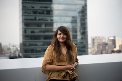 La fotoperiodista de EL PAÍS, Nayeli Cruz, en las oficinas del diario, en Paseo de la Reforma, Ciudad de México.