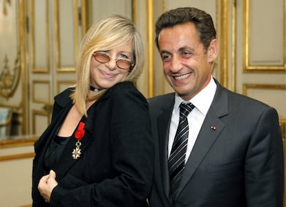 En junio de 2007, la cantante y actriz recibió la legión de honor de Francia de manos del entonces presidente francés Nicolas Sarkozy.