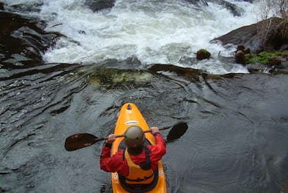 Un practicante de kayak, en los torrentes de Mácara-Ramil.