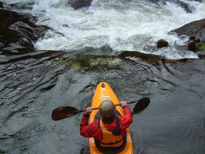 Un practicante de kayak, en los torrentes de Mácara-Ramil.