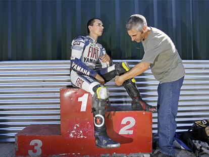 Jorge Lorenzo junto a su padre, en el circuito de Mallorca en el que practica.