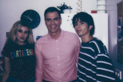 Carlos Peguer, 'La pija', y Mariang Maturana, 'La Quinqui', junto a Pedro Sánchez en la grabación del programa.