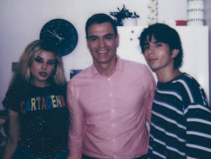 Carlos Peguer, 'La pija', y Mariang Maturana, 'La Quinqui', junto a Pedro Sánchez en la grabación del programa.