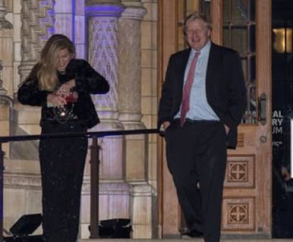Boris Johnson y Carrie Symonds, a la salida de una gala en febrero de 2018.