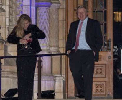 Boris Johnson y Carrie Symonds, a la salida de una gala en febrero de 2018.