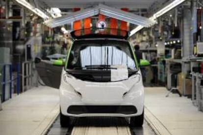 Un modelo del nuevo Smart fortwo eléctrico permanece en la cadena de montaje durante su presentación a la prensa en Hambach, al este de Francia. EFE/Archivo