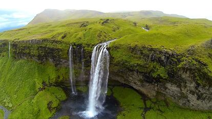 Las lágrimas del río Seljalandsá se desparraman desde más de 60 metros de altura. Es la gran cascada islandesa Seljalands-foss, al sur de la isla. El dron de este fotógrafo se recreó en este salto de agua que parte Islandia por la mitad y separa las tierras altas de las bajas.
