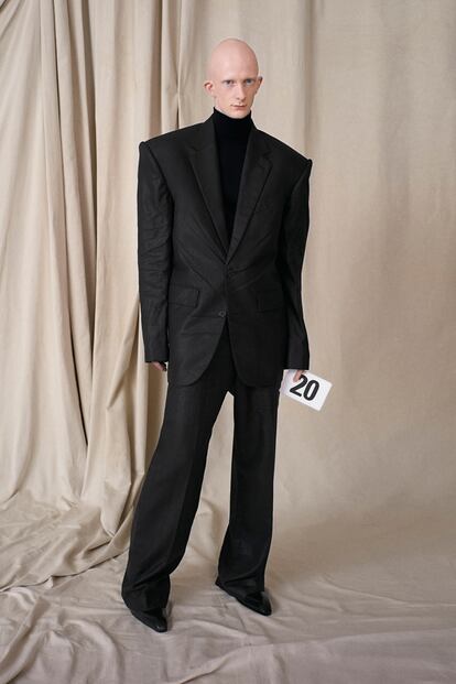 00020-Balenciaga-Couture-Fall-21-credit-brand