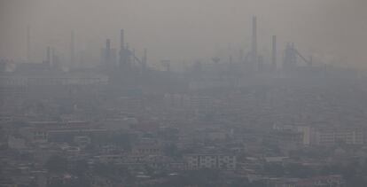 El humo que expulsan las chimeneas de la fábrica de acero Wen Feng durante una mañana de niebla tóxica en la ciudad de Han Dan.  