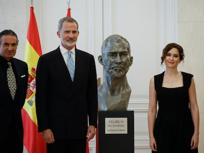 La presidenta de la Comunidad de Madrid, Isabel Díaz Ayuso, junto a Felipe VI y el busto del Rey, en la sede de la Comunidad.