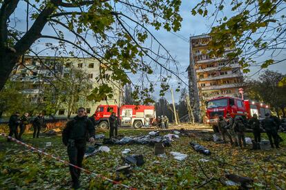 Cadáveres de civiles permanecen en el suelo tras el bombardeo ruso a un edificio de viviendas, en Zaporiyia.  