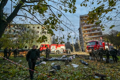 Cadáveres de civiles permanecen en el suelo tras el bombardeo ruso a un edificio de viviendas, en Zaporiyia.  