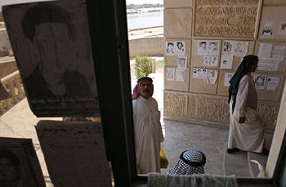 Fotos de iraquíes desaparecidos, en la sede de una asociación de derechos humanos que ha reunido documentos sobre la represión.