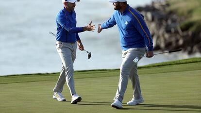 Sergio Garcia, golfista en la Liga saudí, junto a Jon Rahm, del PGA Tour, durante la Ryder Cup en septiembre de 2021.